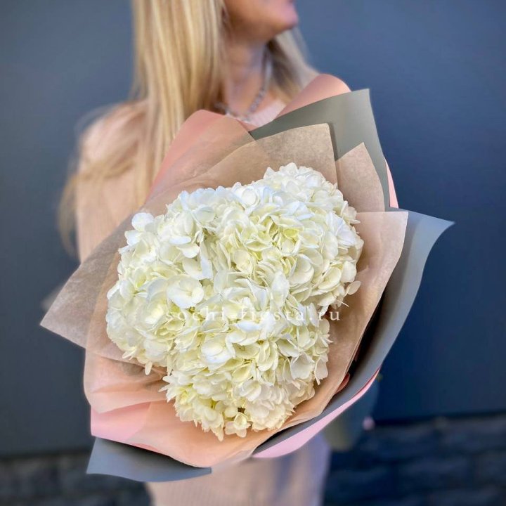 Букет из трёх белых гортензий в Липецке