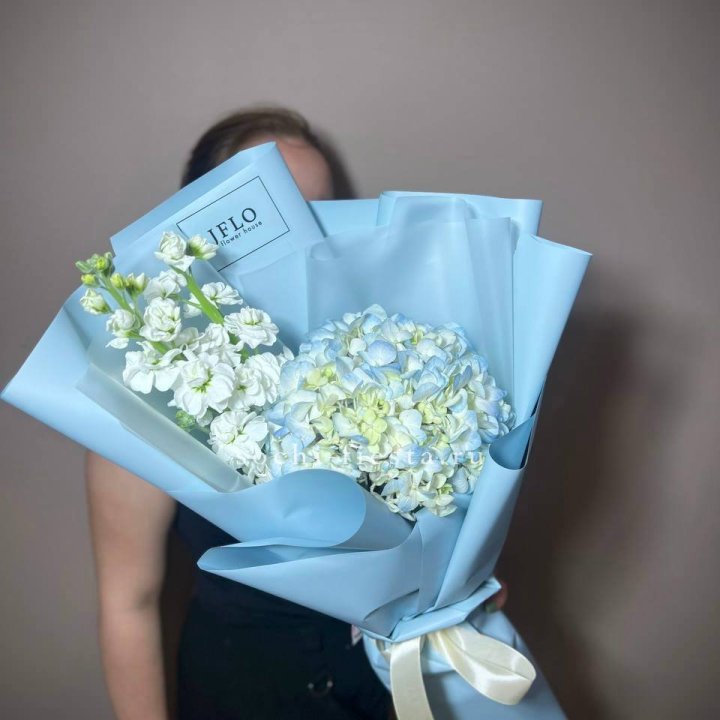 Гортензия голубая с маттиолой в Липецке