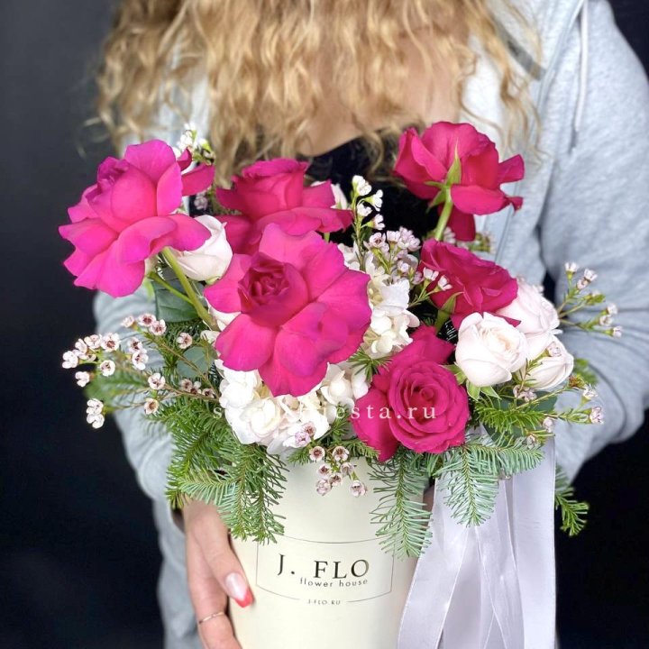 Новогодняя композиция в коробке пинк розе в Липецке