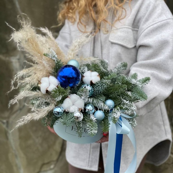 Новогодняя композиция в коробке блю в Липецке