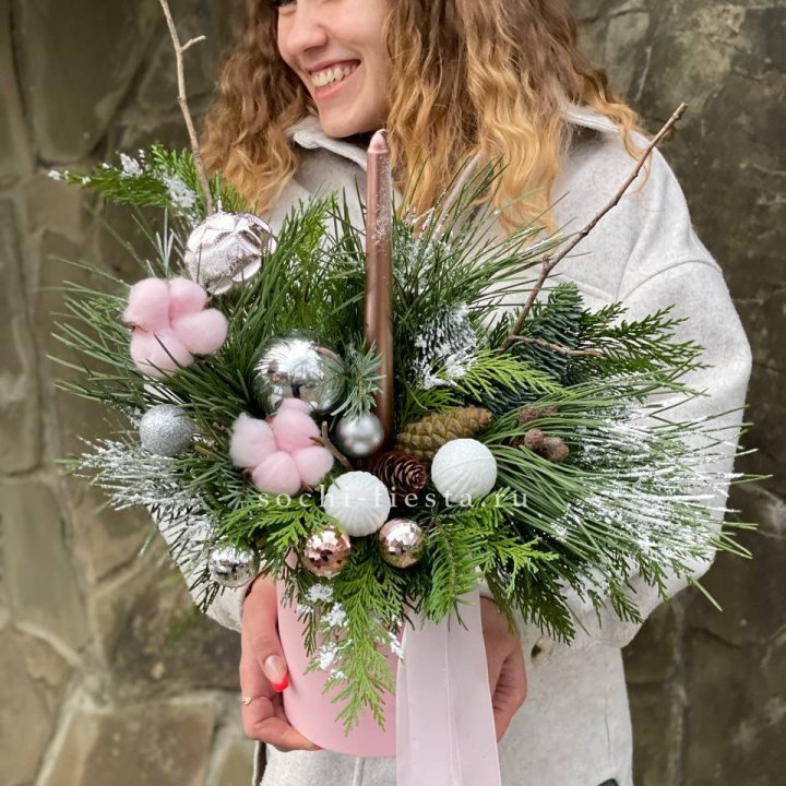 Новогодняя композиция в коробке пинк в Липецке