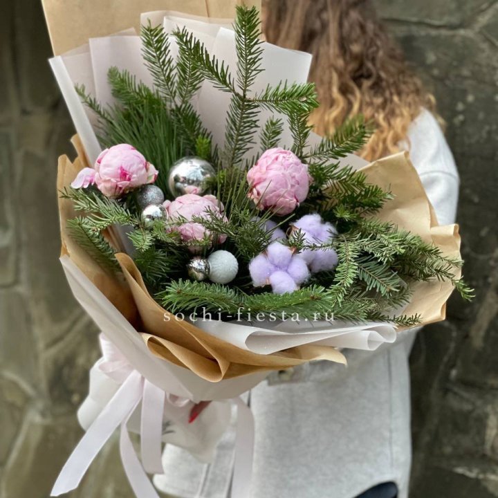 Новогодний букет с пионами  в Липецке