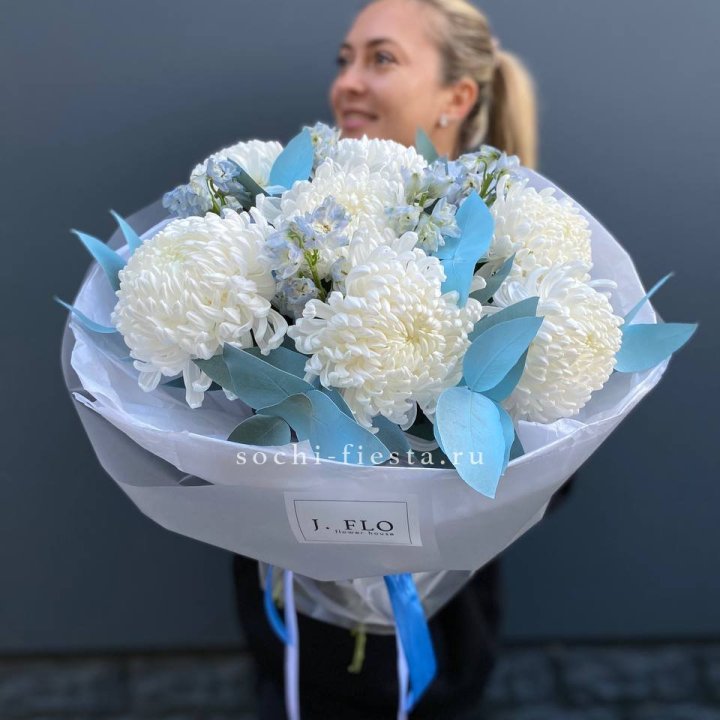 Букет хризантем Бигуди и дельфиниума  в Липецке