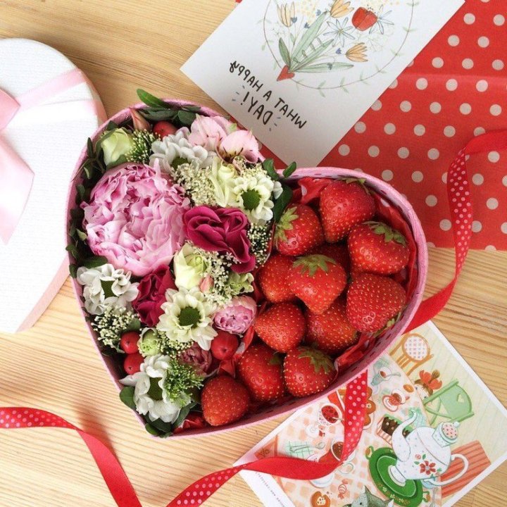 Бокс с клубникой и цветами в Липецке