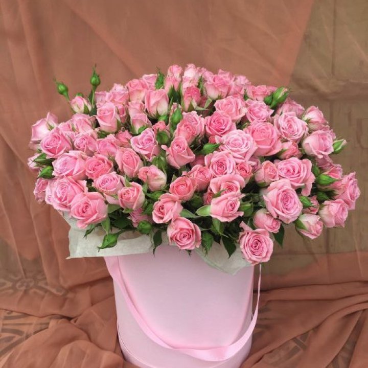 Кустовые розы в коробке в Липецке