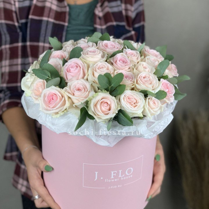 35 розовых роз в цилиндре в Липецке