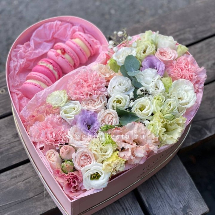 Бокс-сердце с макарон "Пинк" в Липецке