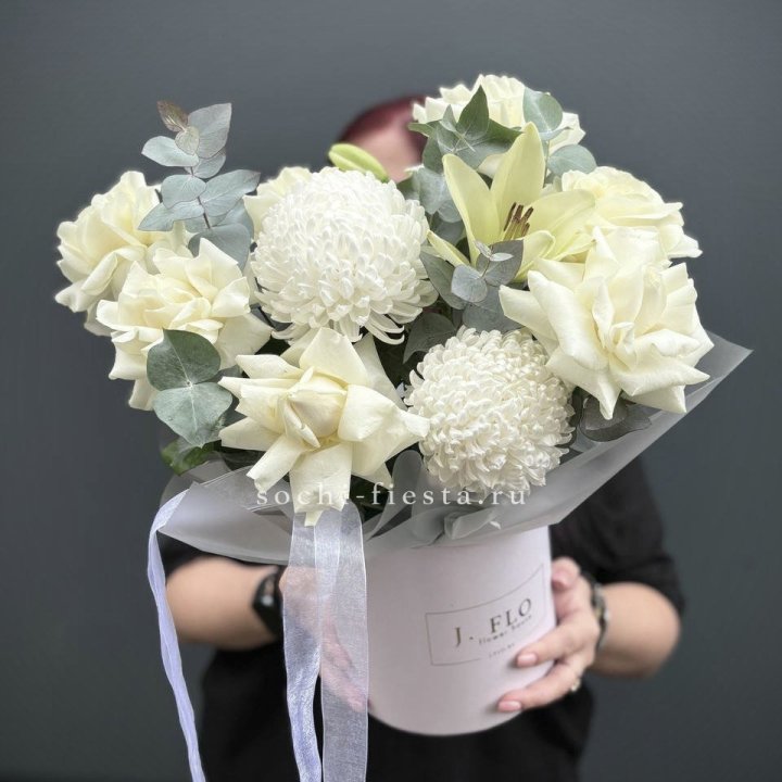 Цветы в шляпной коробке  в Липецке