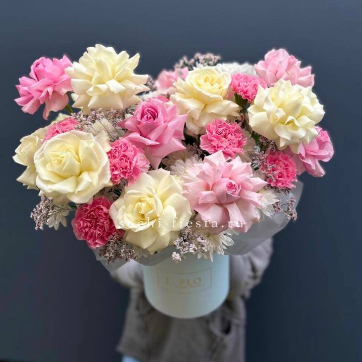 Коробка французских роз и диантусов "Бони" в Липецке