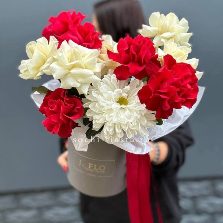 Французские розы с хризантемой в боксе в Липецке