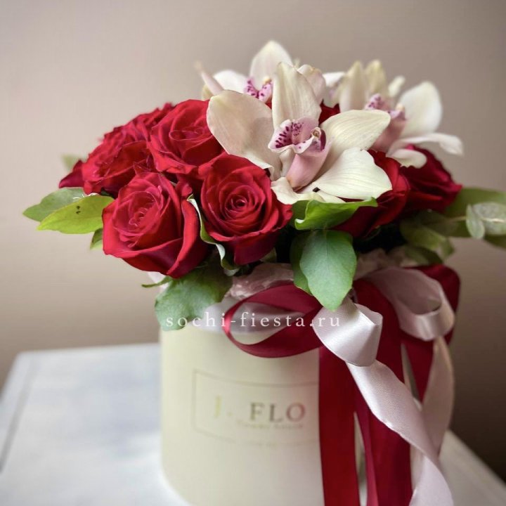 Розы и орхидеи в боксе в Липецке