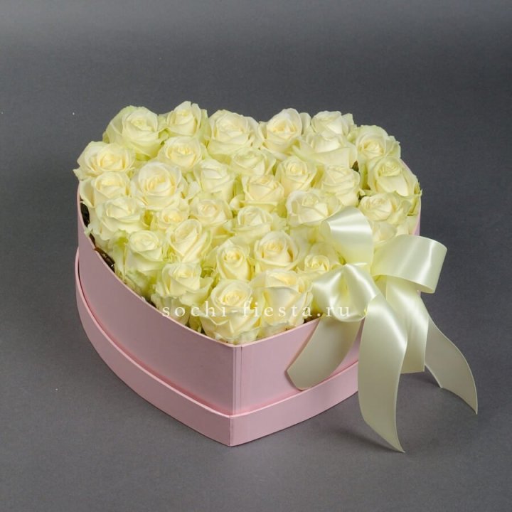 35 белых роз в коробке "Сердце" в Липецке