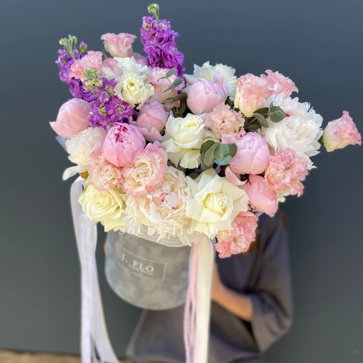 Дизайнерский цилиндр с пионами "Ривьера" в Липецке