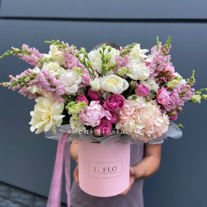 Дизайнерский цилиндр с пионами "Саманта" в Липецке