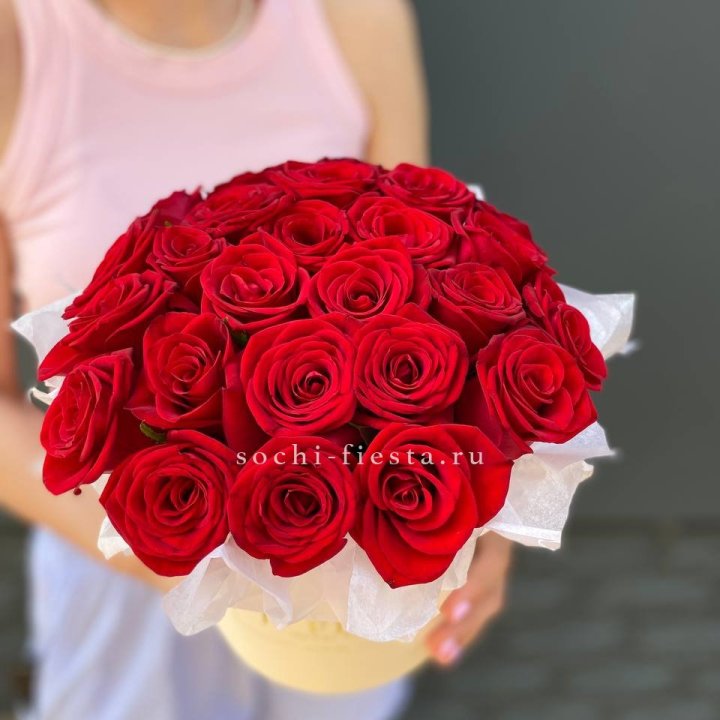 Красные розы в цилиндре в Липецке
