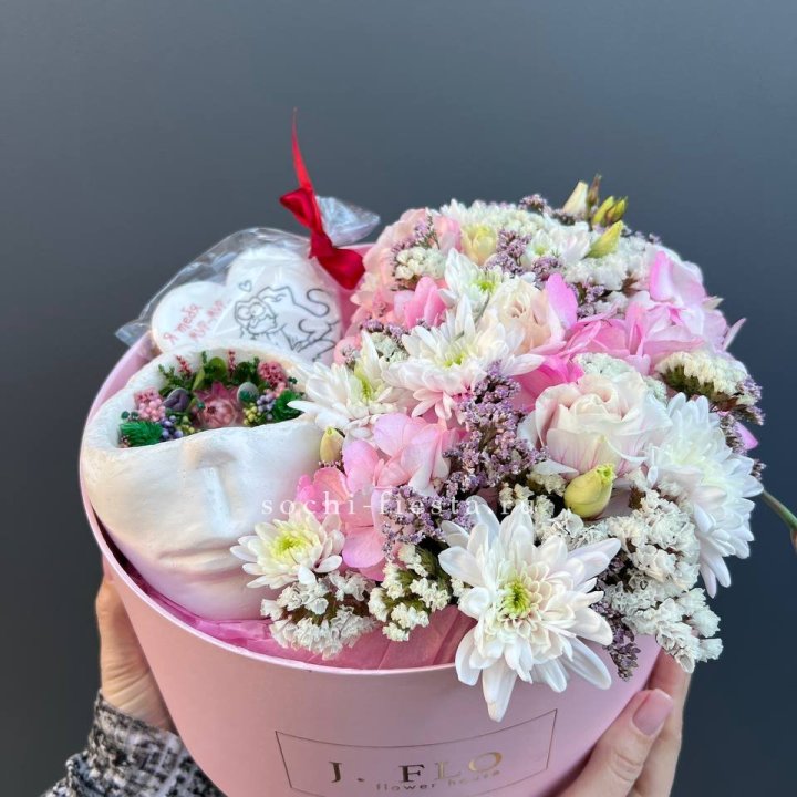 Цветы и свеча в коробке в Липецке