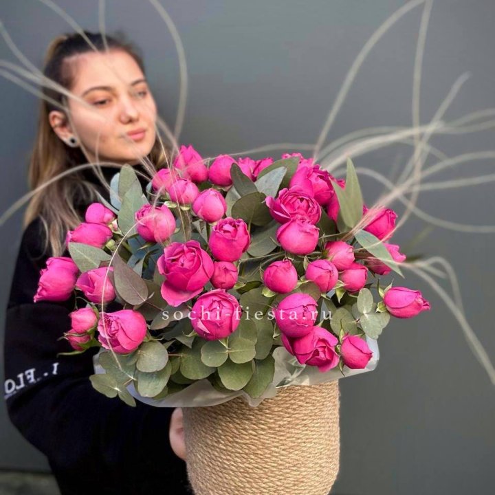 Пионовидные розы Мисти Бабблс в джутовом кашпо в Липецке