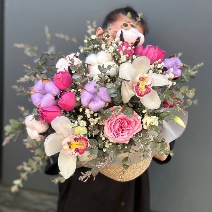 Орхидея и розы в джутовом кашпо в Липецке