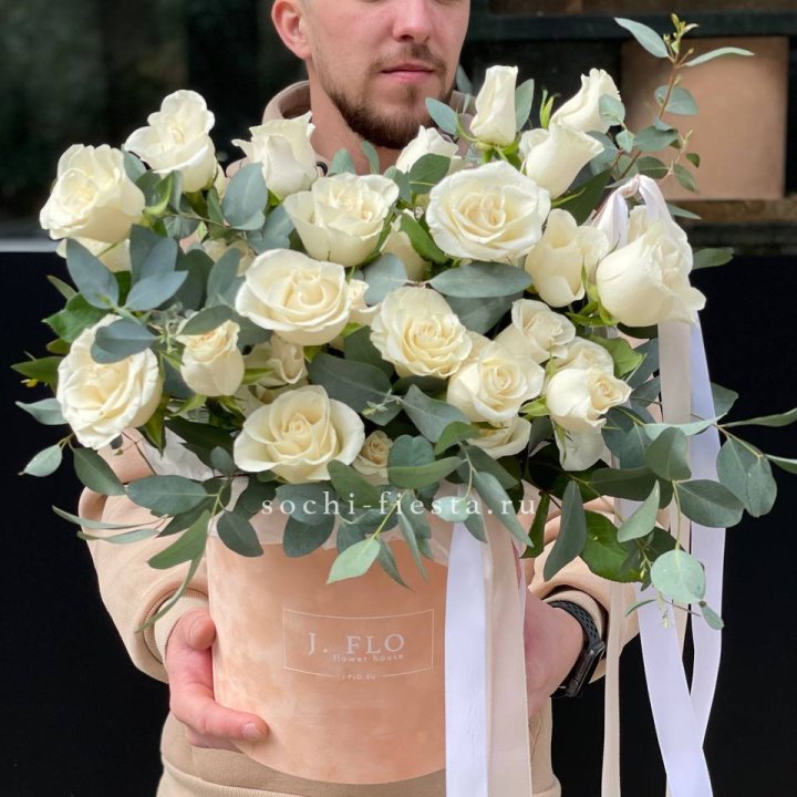 41 белая роз в бархатном боксе в Липецке