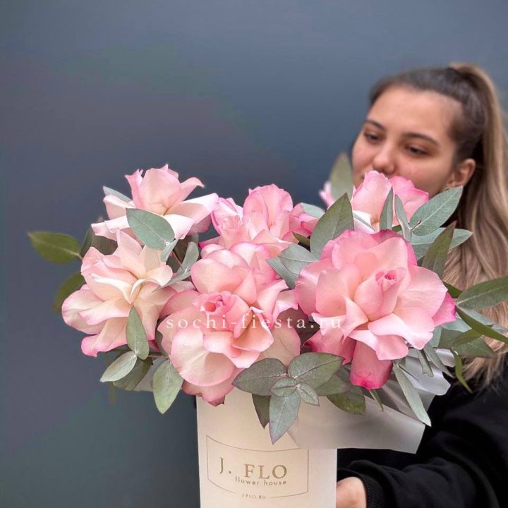 7 Французских роз в боксе в Липецке