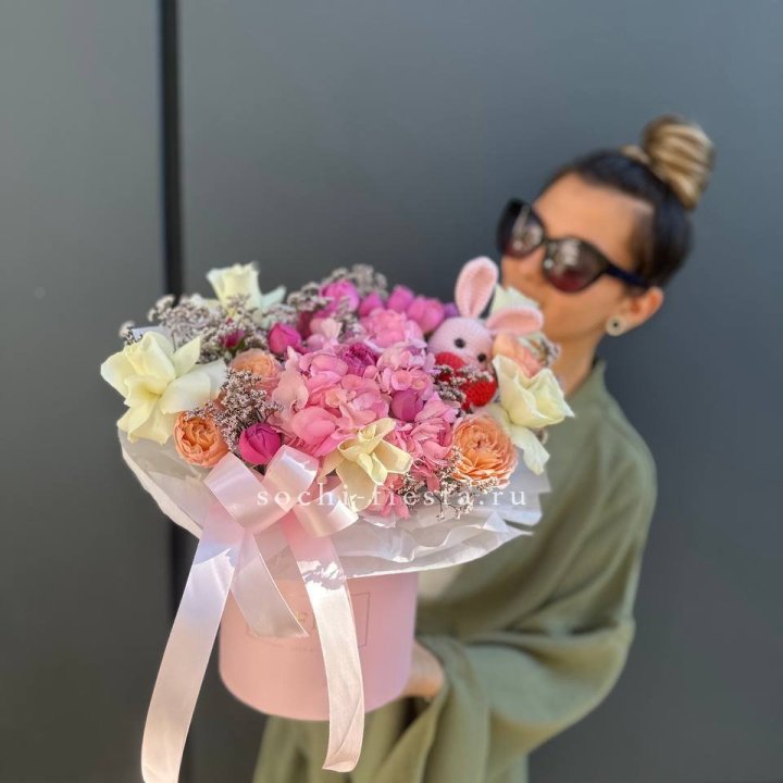 Дизайнерский цилиндр с игрушкой "Лола" в Липецке