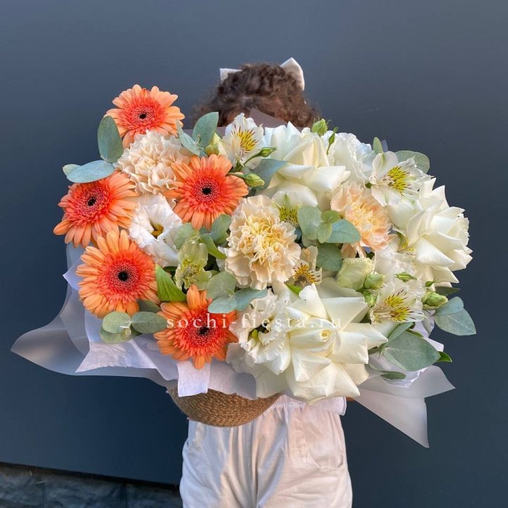 Розы и герберы в джутовом кашпо "Георгино" в Липецке