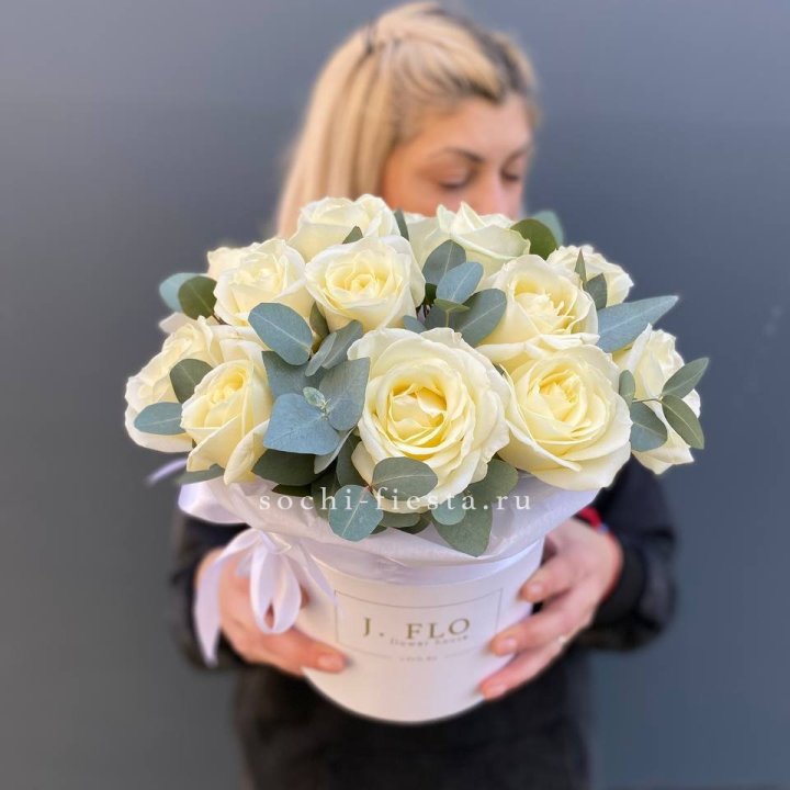 15 белых роз в боксе в Липецке