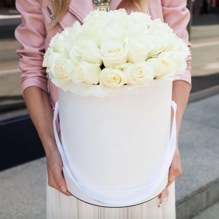 35 белых роз в цилиндре в Липецке