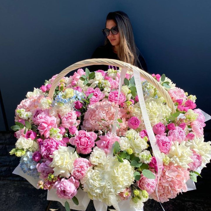 Цветочная корзина из пионов и пионовидных роз "Перфекте" в Липецке
