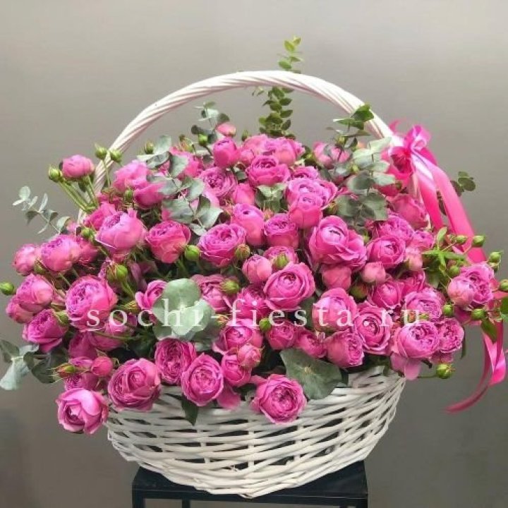 65 пионовидных кустовых роз в корзине в Липецке