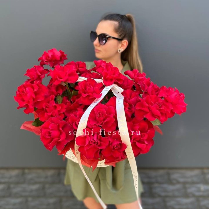 Красные французские розы в корзине в Липецке