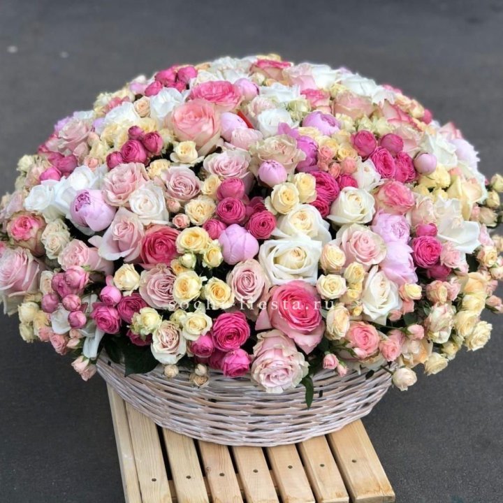 Цветочная корзина из пионов и пионовидных роз "Юниверсити" в Липецке