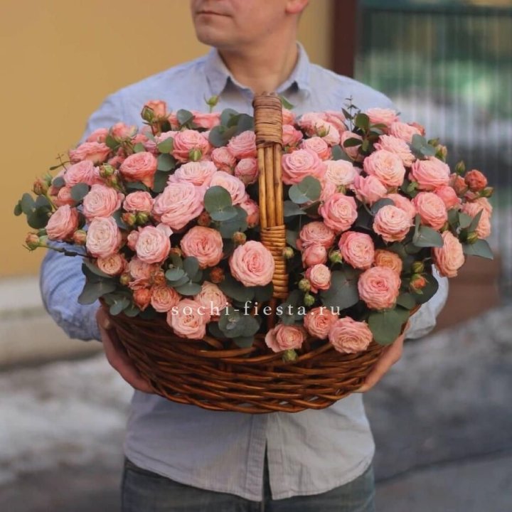 Корзина из 101 пионовидной розы в Липецке