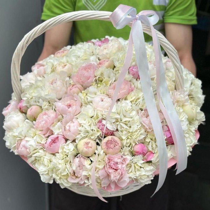 Премиум корзина гортензий и пионов в Липецке