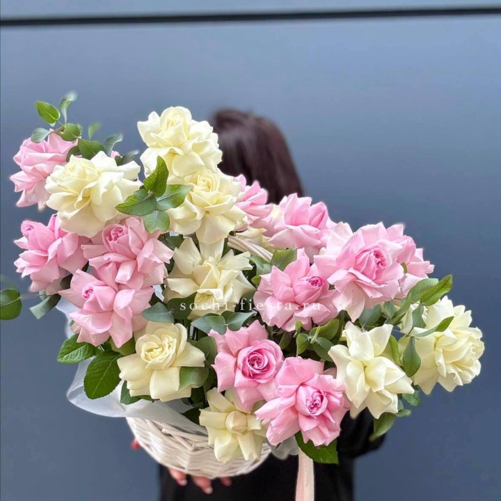 25 Французских роз в корзине в Липецке