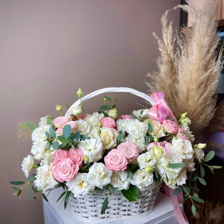 Цветочная корзина "Пинки вайт" в Липецке