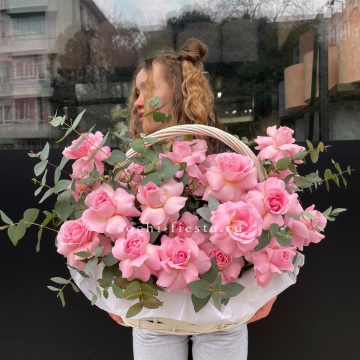 25 роз в цветочной корзине  в Липецке