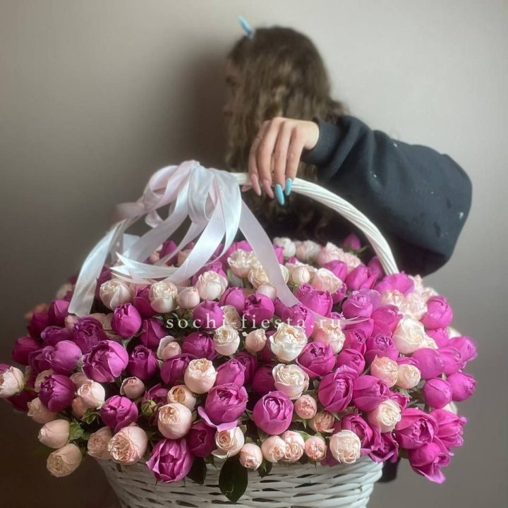 Премиум корзина пионовидных кустовых роз в Липецке