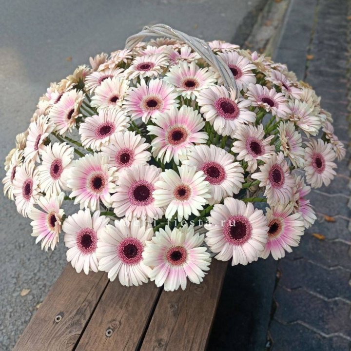 Корзина с герберами  в Липецке