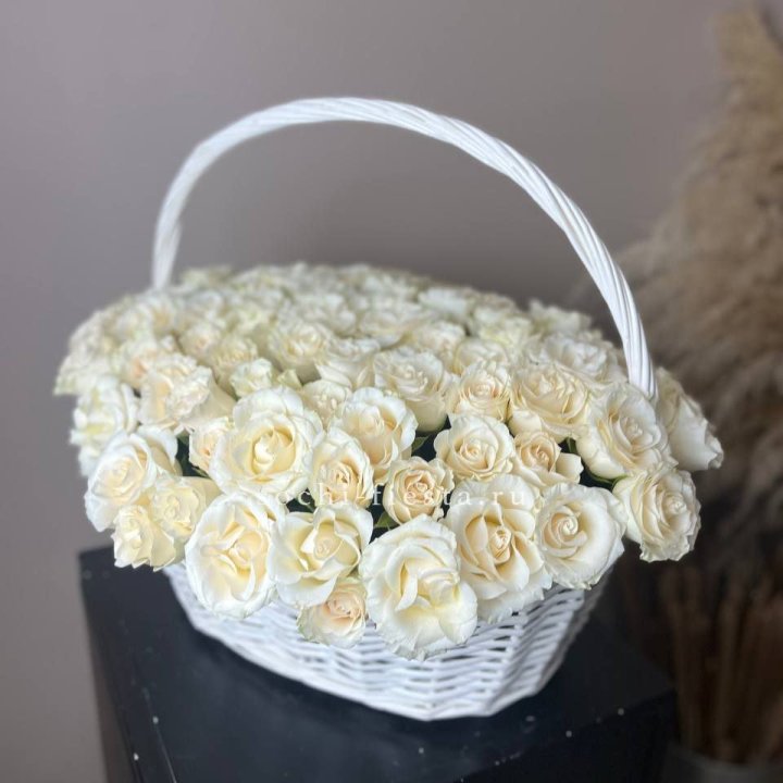 101 белая роза в корзине в Липецке