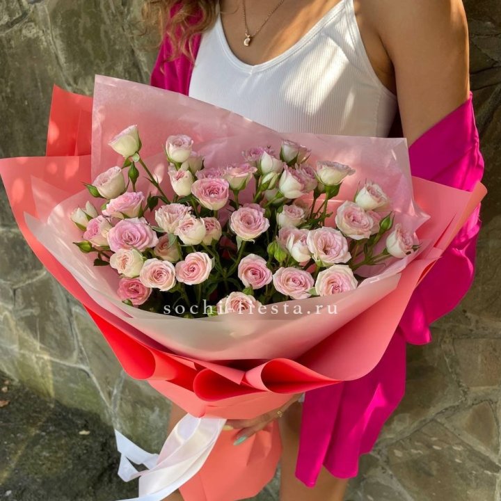 Розовые кустовые розы в Липецке