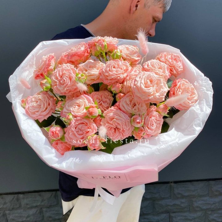 Пионовидные розы Мадам Бомбастик в Липецке