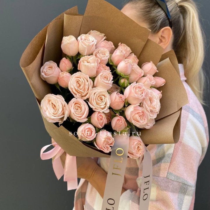 Кустовые розы Бомбастик в крафте в Липецке