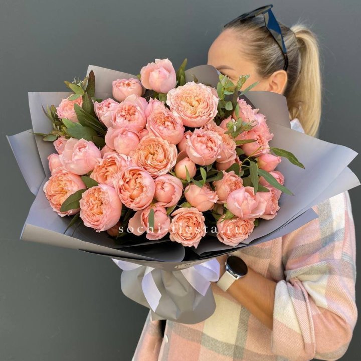 Букет с пионовидными розами "Пивайн" в Липецке