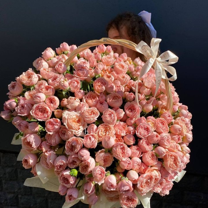 Корзина из пионовидных роз в Липецке