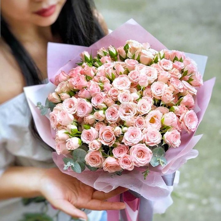 Кустовые розы с эвкалиптом в Липецке