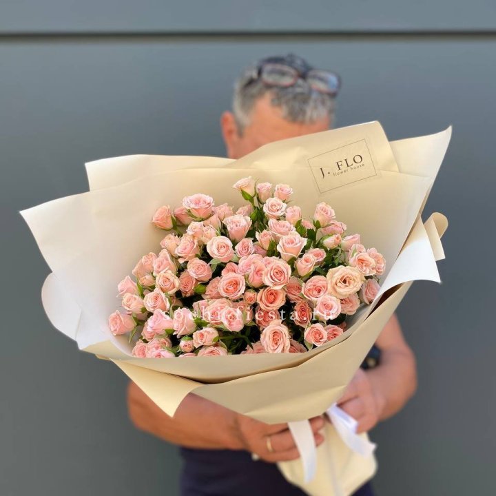 Кустовые розы леди в Липецке