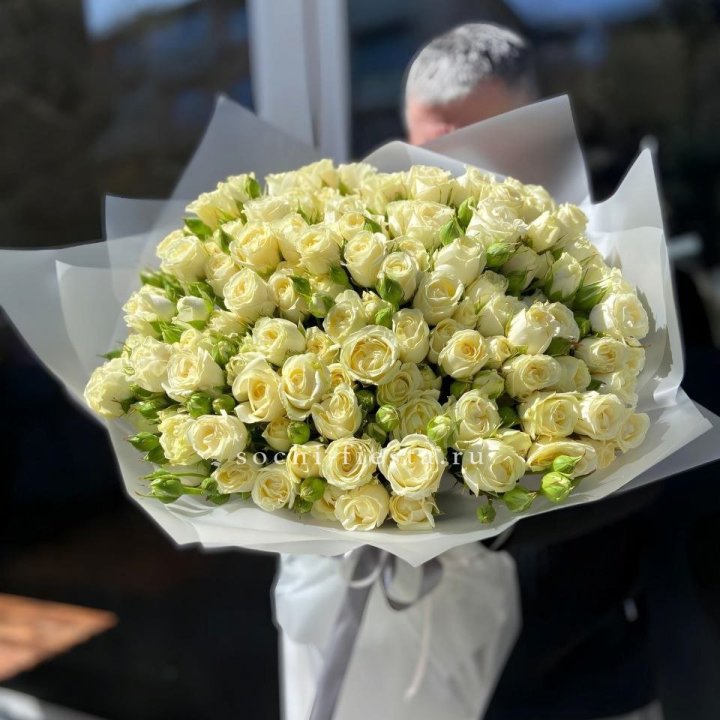 Белые кустовые розы 31 шт в Липецке