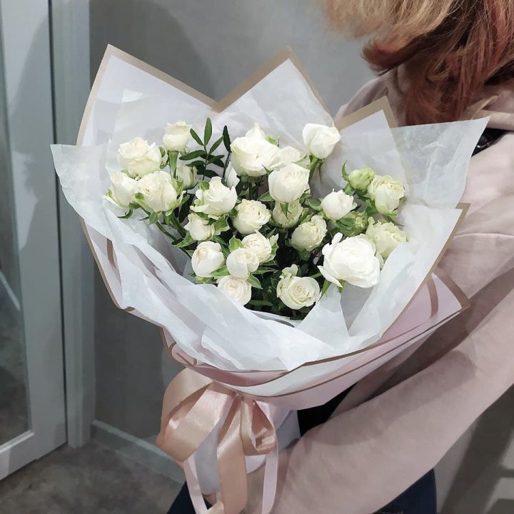 Белоснежные кустовые розы в Липецке