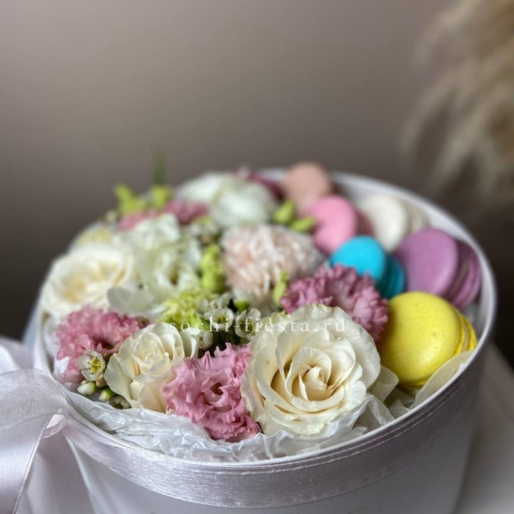Цветы в цилиндре с макаронс "Прованс" в Липецке